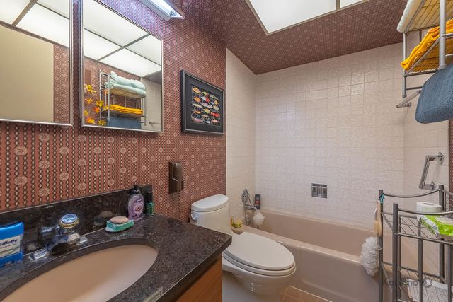 4949 Golf Road 105, Skokie, IL 60077