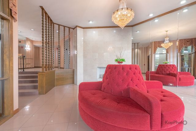 4949 Golf Road 105, Skokie, IL 60077