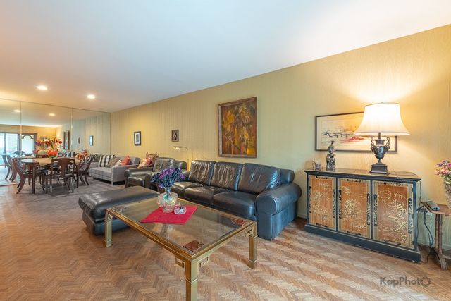 4949 Golf Road 105, Skokie, IL 60077