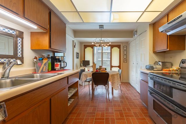 4949 Golf Road 105, Skokie, IL 60077