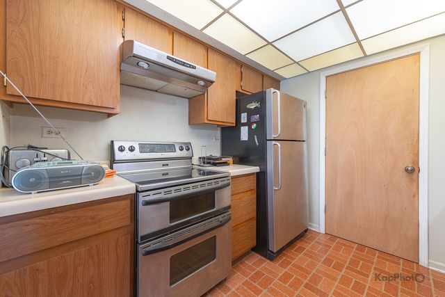 4949 Golf Road 105, Skokie, IL 60077