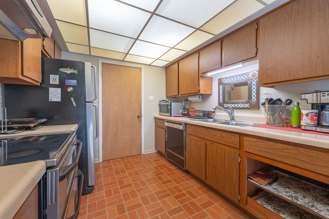 4949 Golf Road 105, Skokie, IL 60077