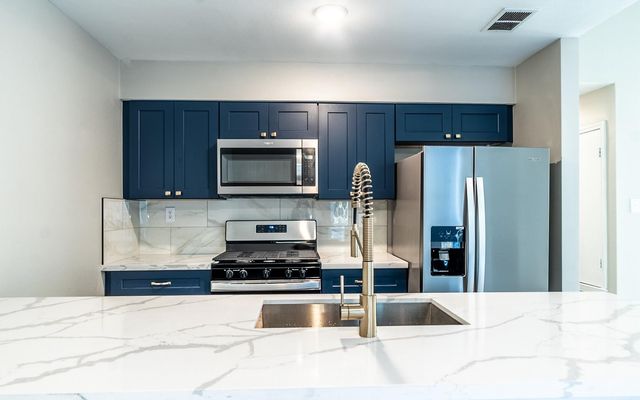 916 Sirocco DR A, Austin, TX 78745