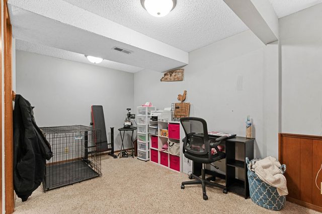 142 Champion St, Haysville, KS 67060