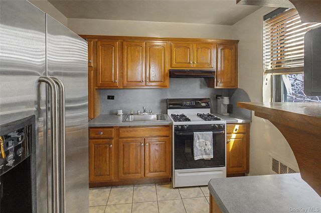 139-15 83rd Ave Ave 703, Briarwood, NY 11435