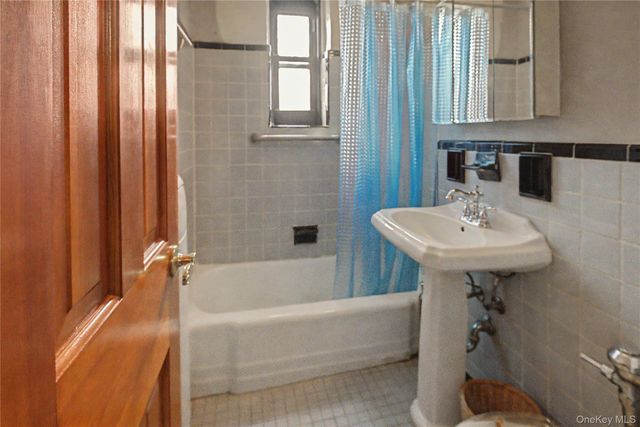 139-15 83rd Ave Ave 703, Briarwood, NY 11435