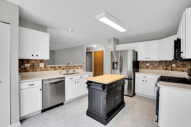 542 Waterford Lane, South Elgin, IL 60177