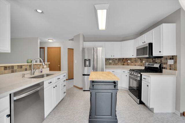 542 Waterford Lane, South Elgin, IL 60177