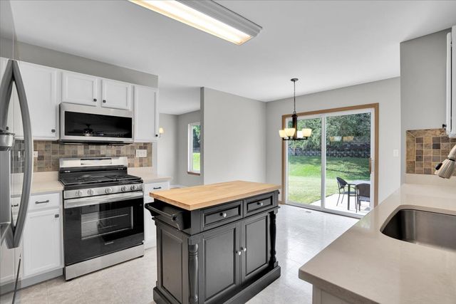 542 Waterford Lane, South Elgin, IL 60177