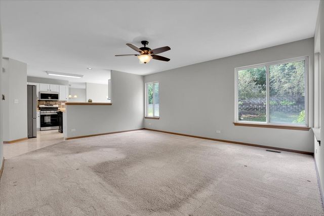 542 Waterford Lane, South Elgin, IL 60177