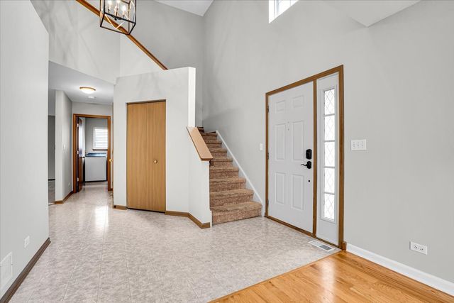 542 Waterford Lane, South Elgin, IL 60177