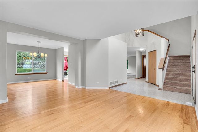 542 Waterford Lane, South Elgin, IL 60177