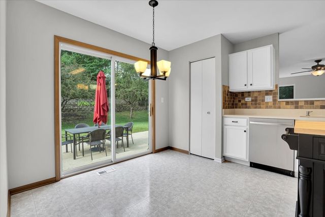 542 Waterford Lane, South Elgin, IL 60177