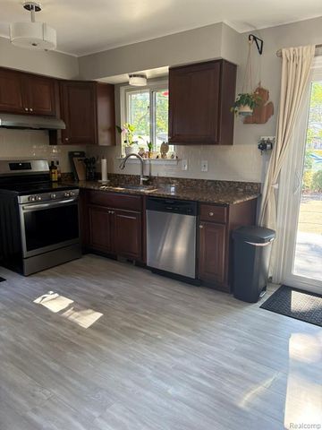 5171 Durnham Drive, Waterford, MI 48327