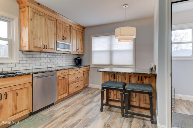 32 Wedgewood Avenue, Rotterdam, NY 12303