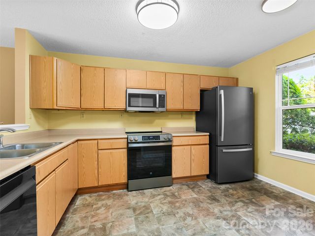 2303 Deermouse Way, Hendersonville, NC 28792