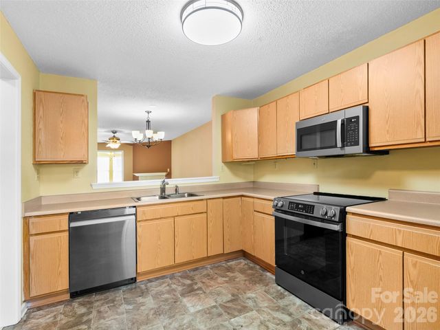2303 Deermouse Way, Hendersonville, NC 28792