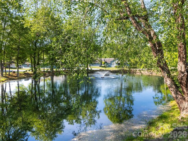 2303 Deermouse Way, Hendersonville, NC 28792