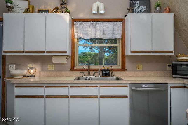 624 Marilyn Drive, Rossford, OH 43460