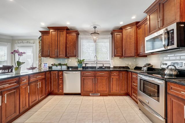 2 Heritage Lane, Saugus, MA 01906