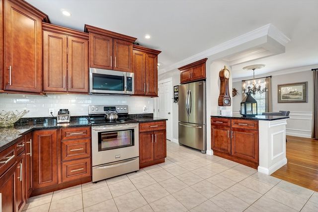2 Heritage Lane, Saugus, MA 01906