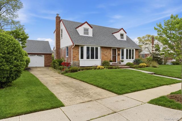 34 Park Circle W, New Hyde Park, NY 11040