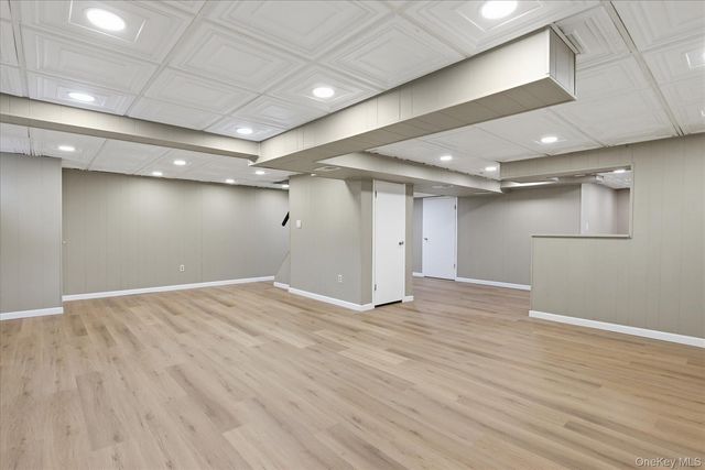 34 Park Circle W, New Hyde Park, NY 11040