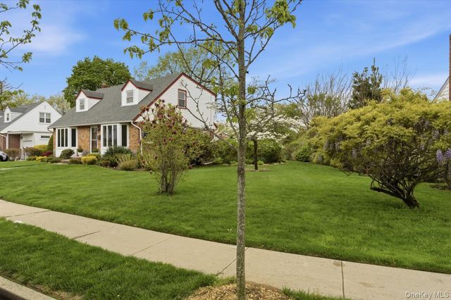 34 Park Circle W, New Hyde Park, NY 11040
