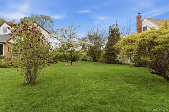 34 Park Circle W, New Hyde Park, NY 11040
