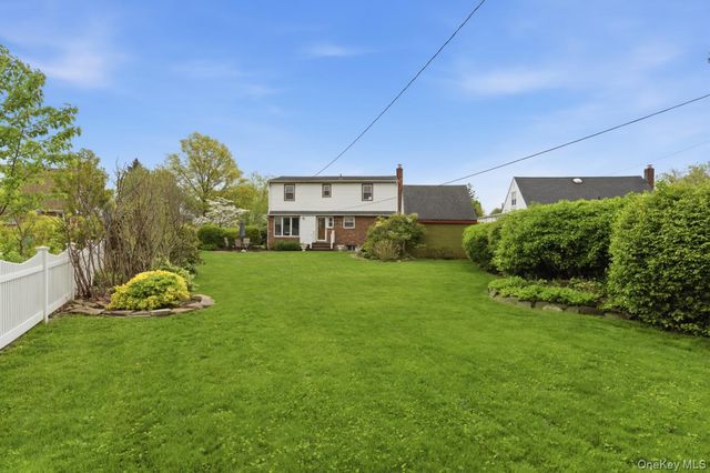 34 Park Circle W, New Hyde Park, NY 11040