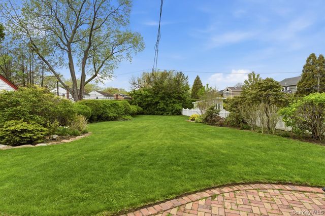34 Park Circle W, New Hyde Park, NY 11040