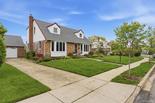 34 Park Circle W, New Hyde Park, NY 11040