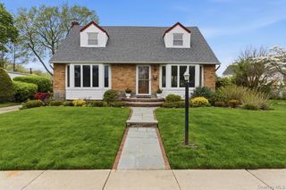 34 Park Circle W, New Hyde Park, NY 11040