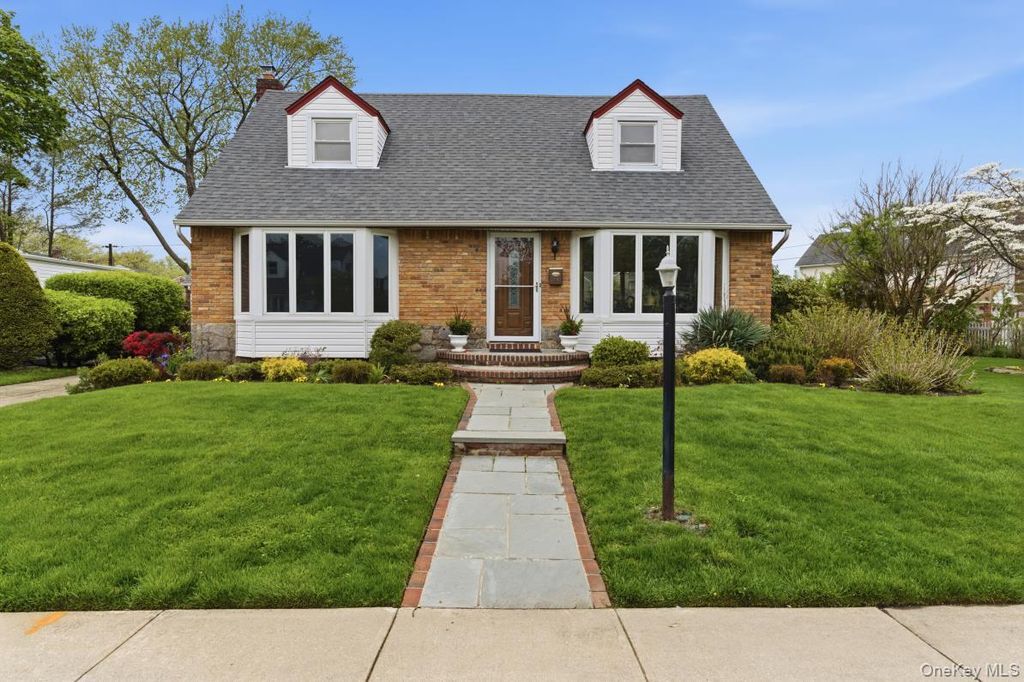 34 Park Circle W, New Hyde Park, NY 11040