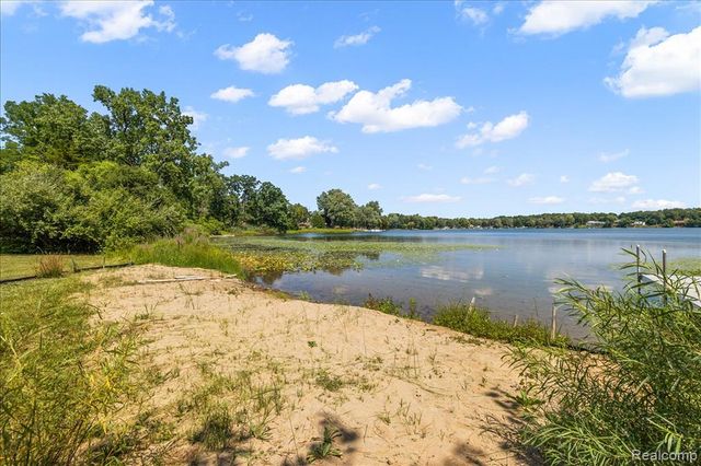 2770 Bogie Lake Road, White Lake, MI 48386