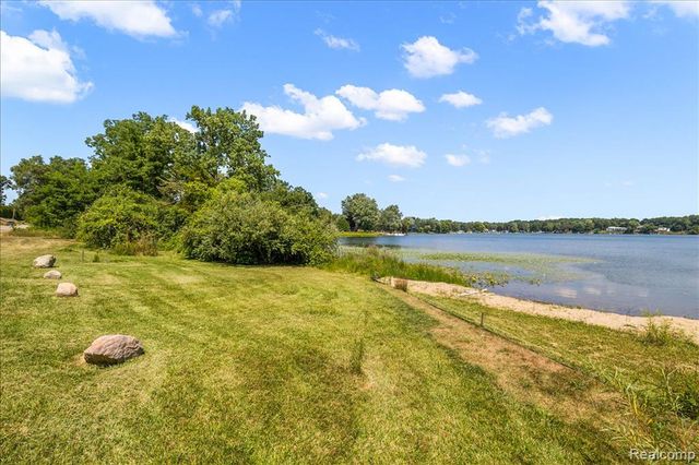 2770 Bogie Lake Road, White Lake, MI 48386
