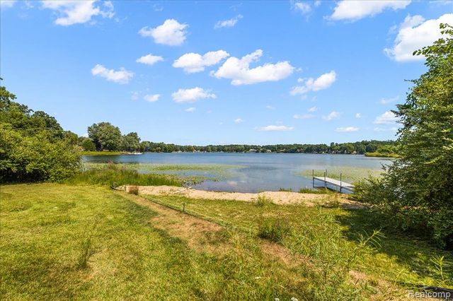 2770 Bogie Lake Road, White Lake, MI 48386