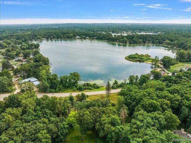 2770 Bogie Lake Road, White Lake, MI 48386