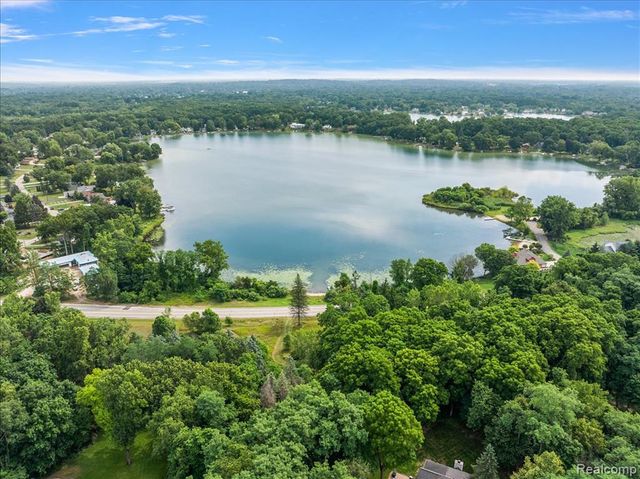 2770 Bogie Lake Road, White Lake, MI 48386