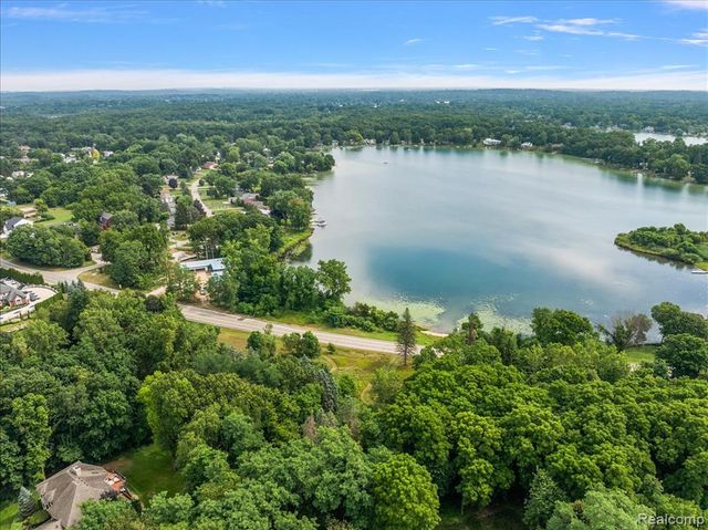 2770 Bogie Lake Road, White Lake, MI 48386