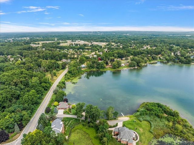 2770 Bogie Lake Road, White Lake, MI 48386