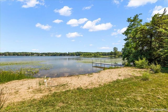 2770 Bogie Lake Road, White Lake, MI 48386