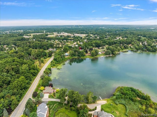 2770 Bogie Lake Road, White Lake, MI 48386