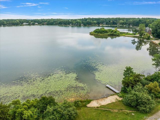 2770 Bogie Lake Road, White Lake, MI 48386