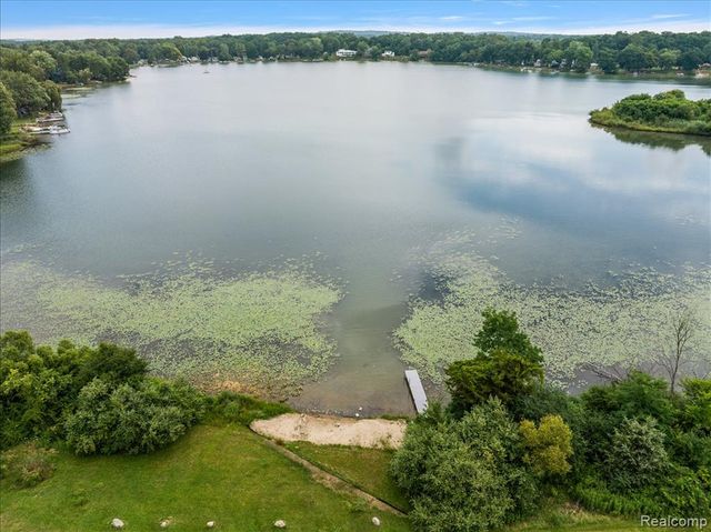2770 Bogie Lake Road, White Lake, MI 48386