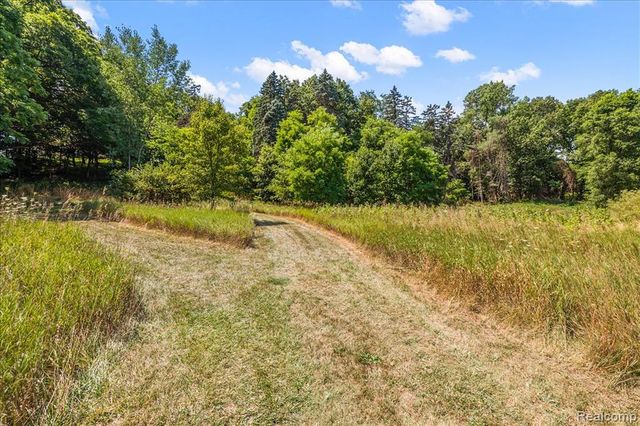 2770 Bogie Lake Road, White Lake, MI 48386