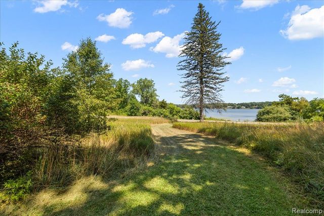 2770 Bogie Lake Road, White Lake, MI 48386