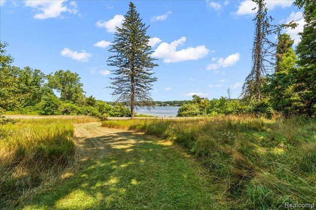 2770 Bogie Lake Road, White Lake, MI 48386