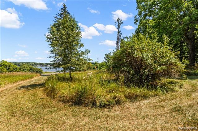 2770 Bogie Lake Road, White Lake, MI 48386