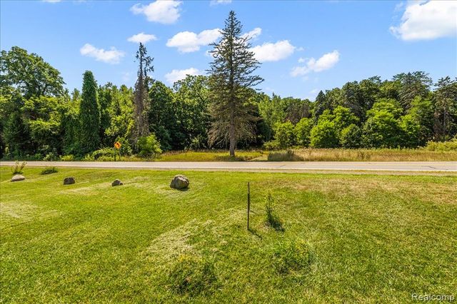 2770 Bogie Lake Road, White Lake, MI 48386